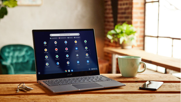 Chromebook sur une table.