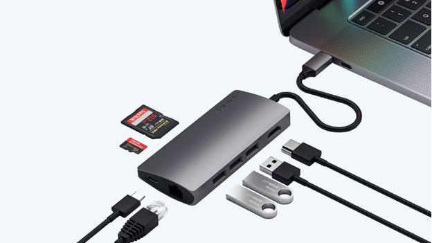 Convertisseur Satechi avec câbles et MacBook