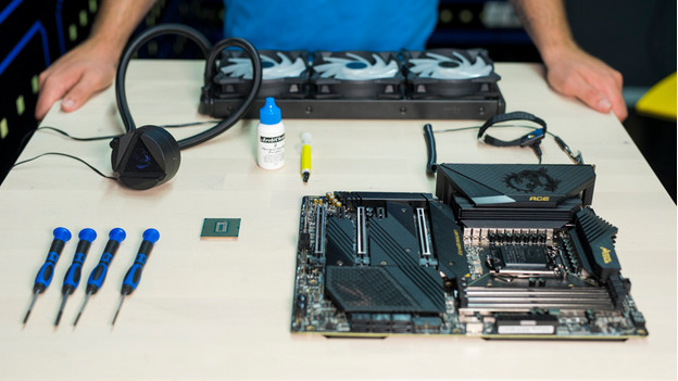 Accessoires de montage pour monter un PC de bureau