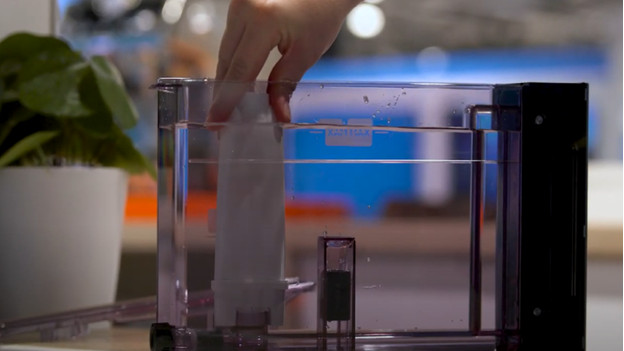 Placer le filtre à eau dans le réservoir d'eau