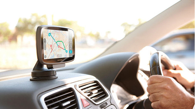 TomTom Via auto gps dashboard handen aan stuur