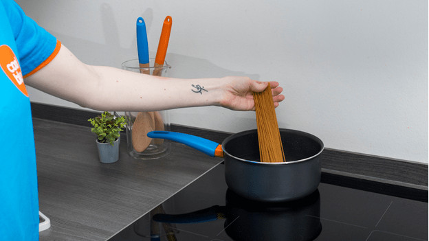 Poêlon sur une plaque de cuisson