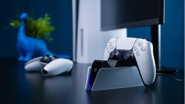 Manette Dualsense dans la station de charge BlueBuilt avec une manette à côté