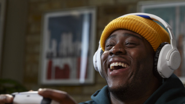 Homme heureux avec un casque gamer sur la tête