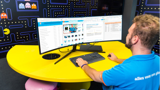Expert working in 4 windows on the Samsung Odyssey G9 Neo