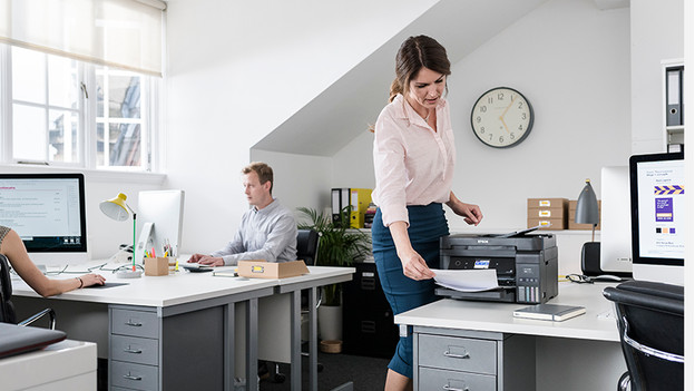 vrouw bekijkt printje