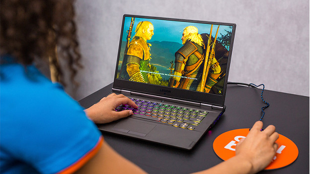 Specialist aan het gamen op een gaming laptop