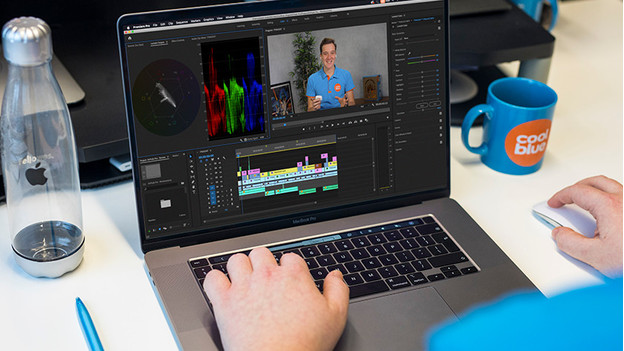 Man bewerkt video's op MacBook Pro