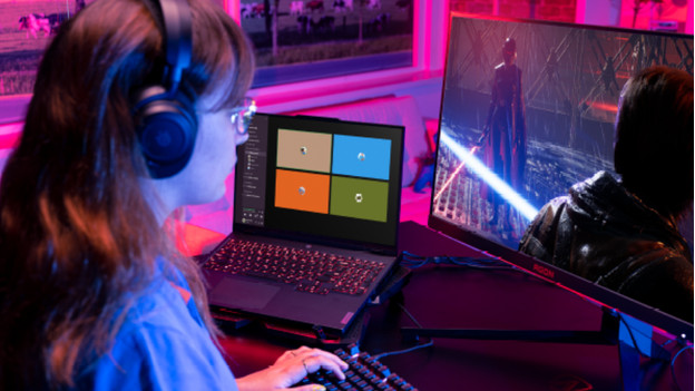 Specialist aan het gamen met extra ademruimte voor de laptop