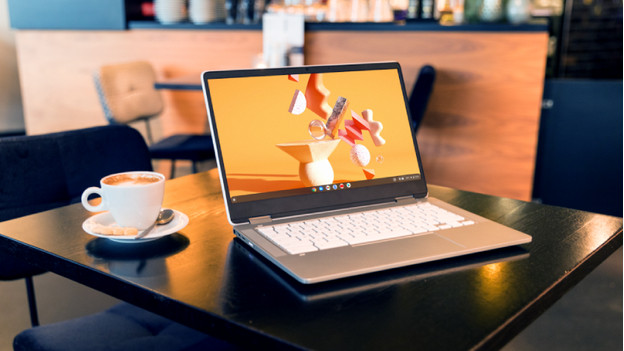 Chromebook sur une table avec du café à côté.