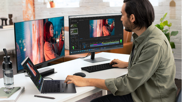 Homme devant un setup avec un ordinateur portable Intel Evo Windows