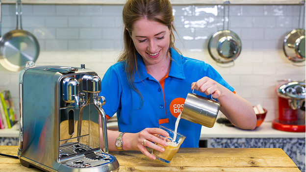 Verser la mousse de lait dans la tasse