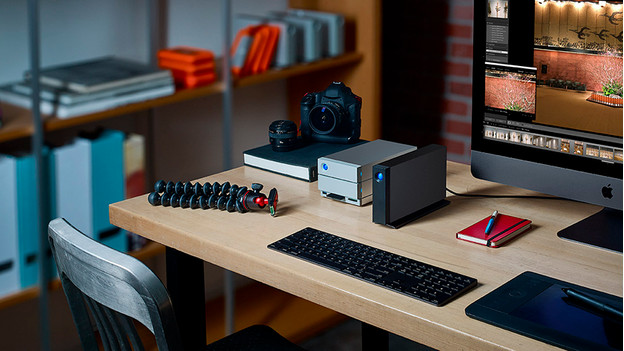 Externe schijf die aan een computer is gekoppeld op een bureau. 