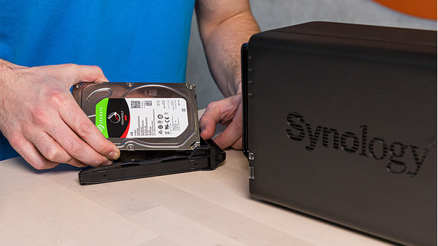 Disque dur mis dans un support pour un NAS extensible