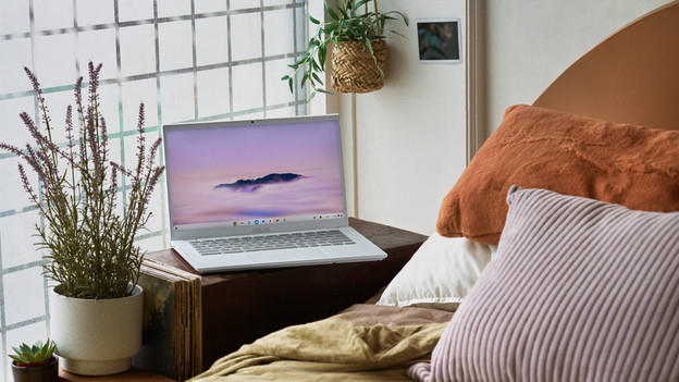 Laptop naast het raam