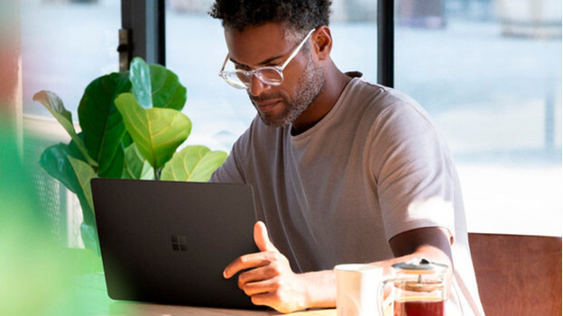 Man kijkt naar laptop