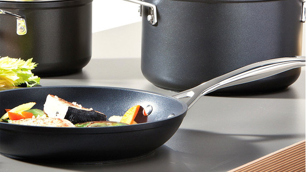 Braadpan met ingrediënten op aanrecht