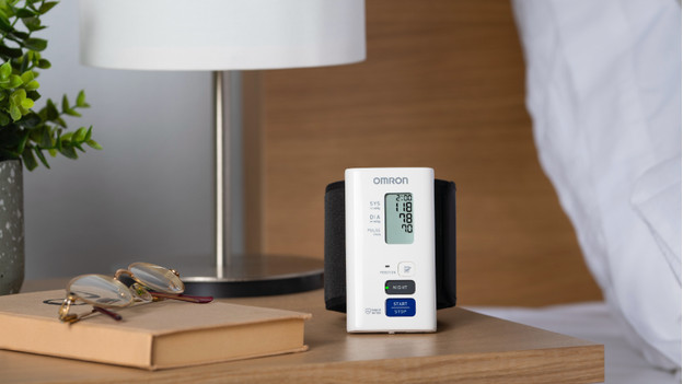 Omron Nightview sur la table de nuit