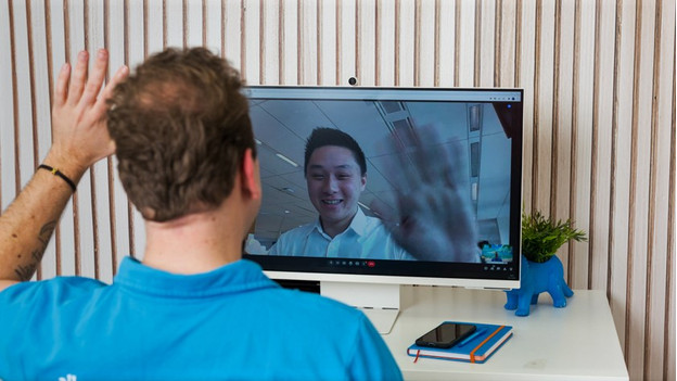 Specialist houdt een videogesprek met zijn collega via de Samsung SlimFit Camera