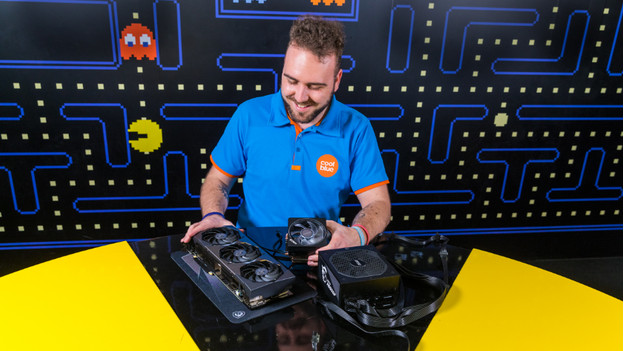 Un employé de Coolblue en magasin aide le client à choisir un PC portable.