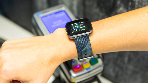 Montre Fitbit Pay avec terminal de paiement