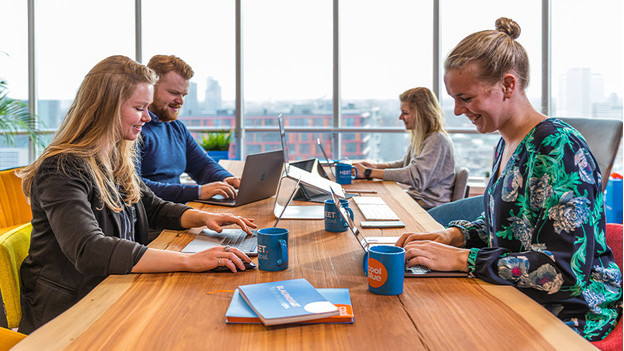 Collega's werken samen op kantoor. 