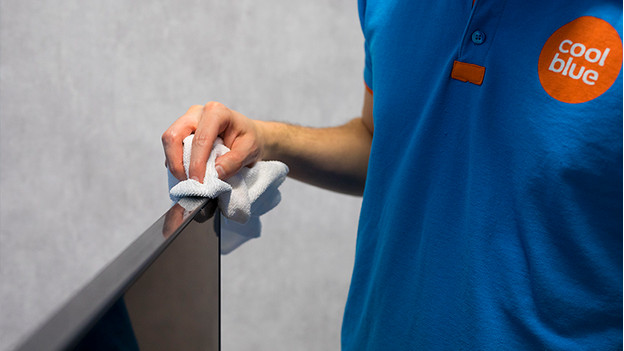 Sécher votre écran PC avec un chiffon en microfibre sec.