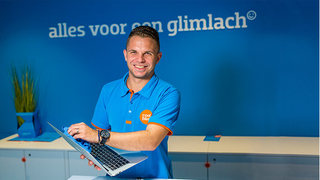 Specialist maakt laptop schoon