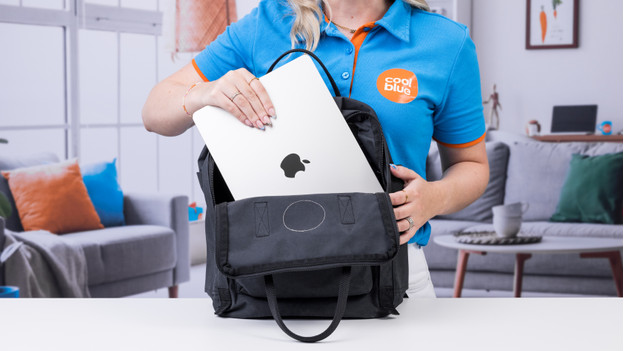 Spécialiste met le MacBook Air dans son sac.