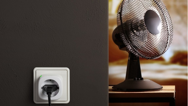 Smart plug with fan