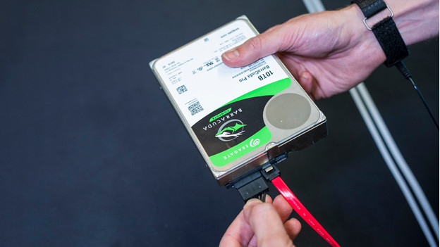 Un spécialiste connecte le HDD via un câble SATA