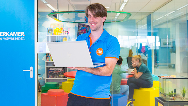 Un homme tient un PC portable HP.