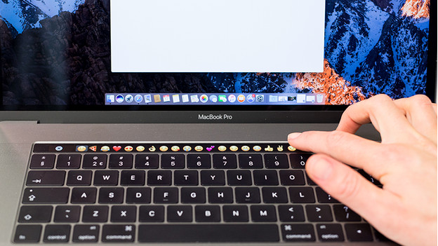 Emoticons op de Touch Bar van een MacBook. 