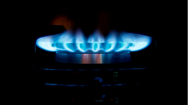 Brûleur Avec Flamme Jaune Bleu Sur Cuisinière à Gaz Pour La Cuisson