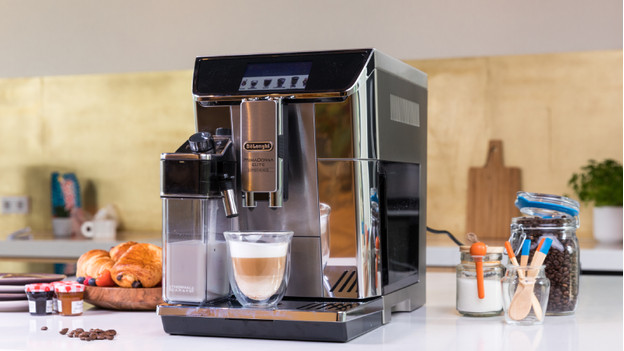 Préparer une tasse de thé avec une machine à café tout automatique