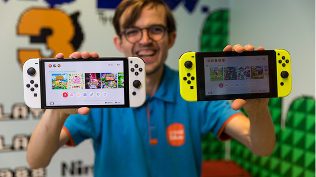 De Nintendo Swithch en Nintendo Switch OLED naast elkaar 