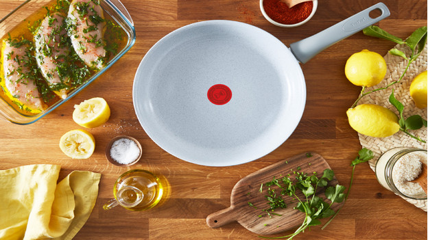 casserole en céramique blanche avec ingrédients