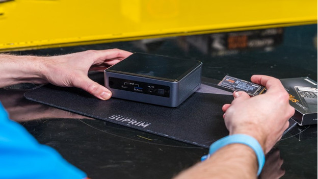 Spécialiste avec un SSD M.2 NVMe et une unité centrale