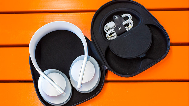 Casque audio dans étui de rangement