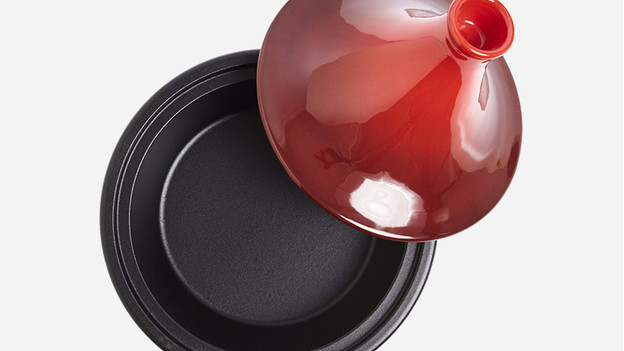 Tajine rouge avec fond noir