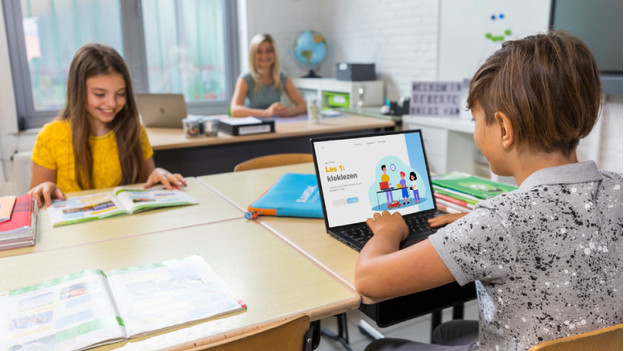 Enfant travaillant sur un Chromebook