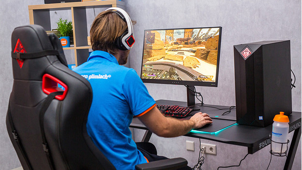 Specialist aan het gamen op een 144hz AOC monitor