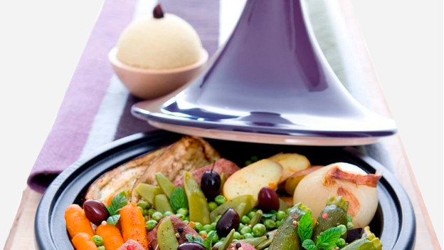 Tajine aux pommes de terre, viande et légumes