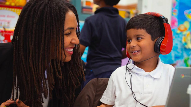 Enseignante et enfant sur un Chromebook