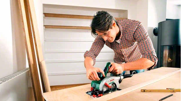 Circular saw on the power grid or battery