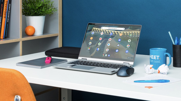 Een Chromebook op een bureau.