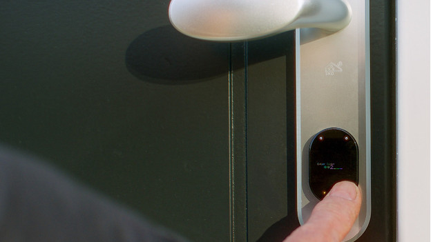 Serrure de porte avec écran tactile