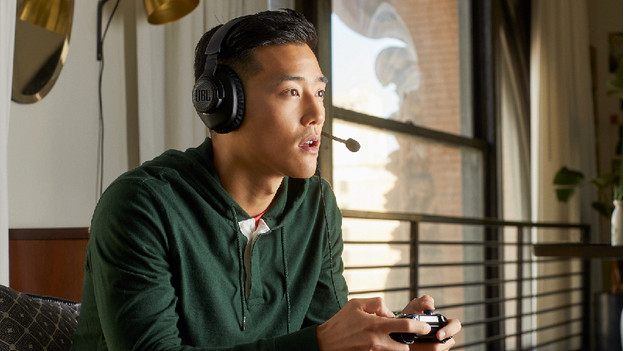 Gaming with a gaming headset with detachable microphone