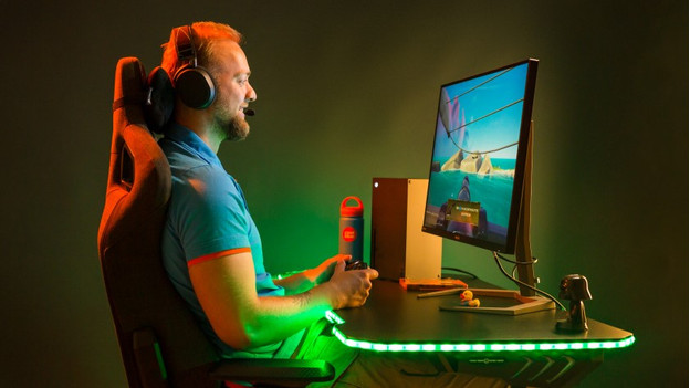 Specialist aan het gamen op een Xbox Series X monitor