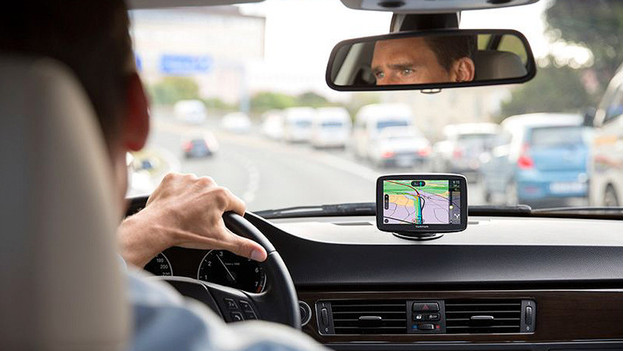 TomTom Via man rijdt auto met auto gps systeem